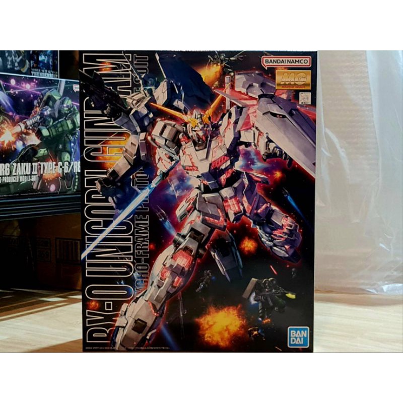 Bandai Master Grade MG 1/100 Unicorn Gundam Screen Image Model Kit - High-Detail Gundam Plastic Model