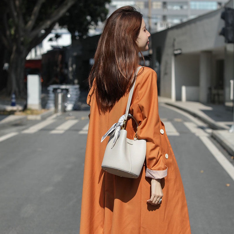 cowhide-handheld-new-capacity-commuting-leather-bucket-bag-กระเป๋าผู้หญิง