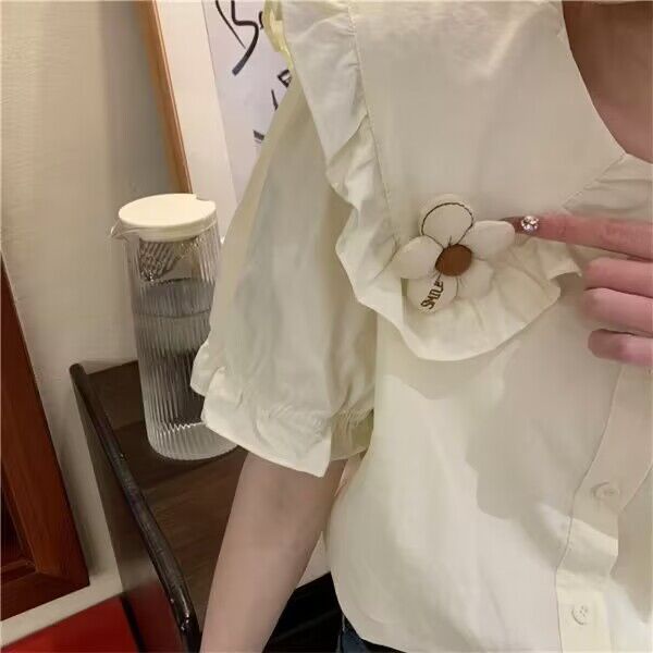 พร้อมส่ง-เสื้อเชิ้ตสีขาวทรงหลวมลายดอกไม้คอตุ๊กตาแขนสั้นสไตล์วิทยาลัยผ้าฝ้ายเสื้อเชิ้ตเกาหลี
