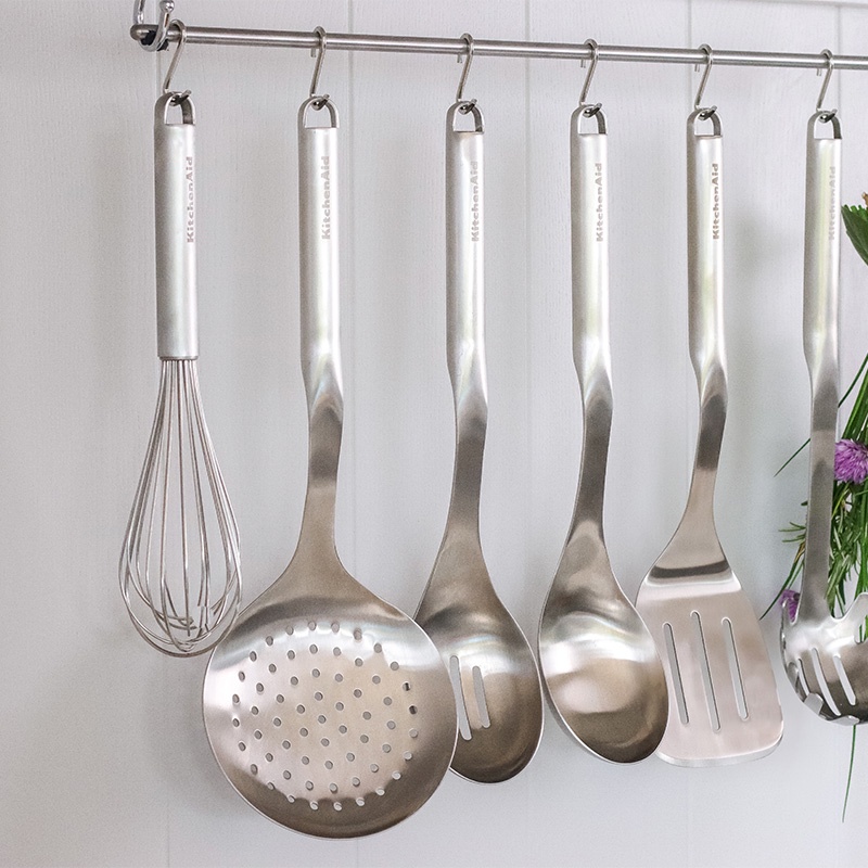 kitchenaid-stainless-steel-premium-skimming-spoon-silver-ตะแกรงตักของทอดสแตนเลส