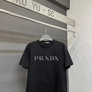 Prada ใหม่ เสื้อยืดลําลอง แขนสั้น คอกลม พิมพ์ลายตัวอักษร ประดับเพชร เข้ากับทุกการแต่งกาย แฟชั่นฤดูร้อน สําหรับสตรี Su 6