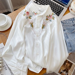 พร้อมส่ง💗แฟชั่นสไตล์เกาหลีเสื้อเชิ้ตแขนยาวสีขาวสีทึบหลวมและสง่างามปกโปโลสไตล์เรโทรปักลายดอกไม้