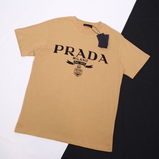 Prada เสื้อยืด ผ้าฝ้ายแท้ พิมพ์ลายตัวอักษร Puda แฟชั่นฤดูใบไม้ผลิ และฤดูร้อน สําหรับผู้ชาย และผู้หญิง