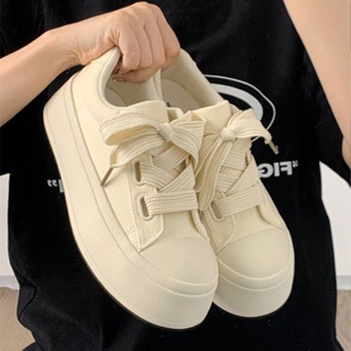 ▨❣☂นม Huhu รองเท้าผู้หญิงสีขาวขนาดเล็ก 2023 ฤดูร้อนสไตล์ใหม่พร้อมกระโปรงรองเท้าบอร์ด ins ระบายอากาศทุกการแข่งขันพื้นหนาร