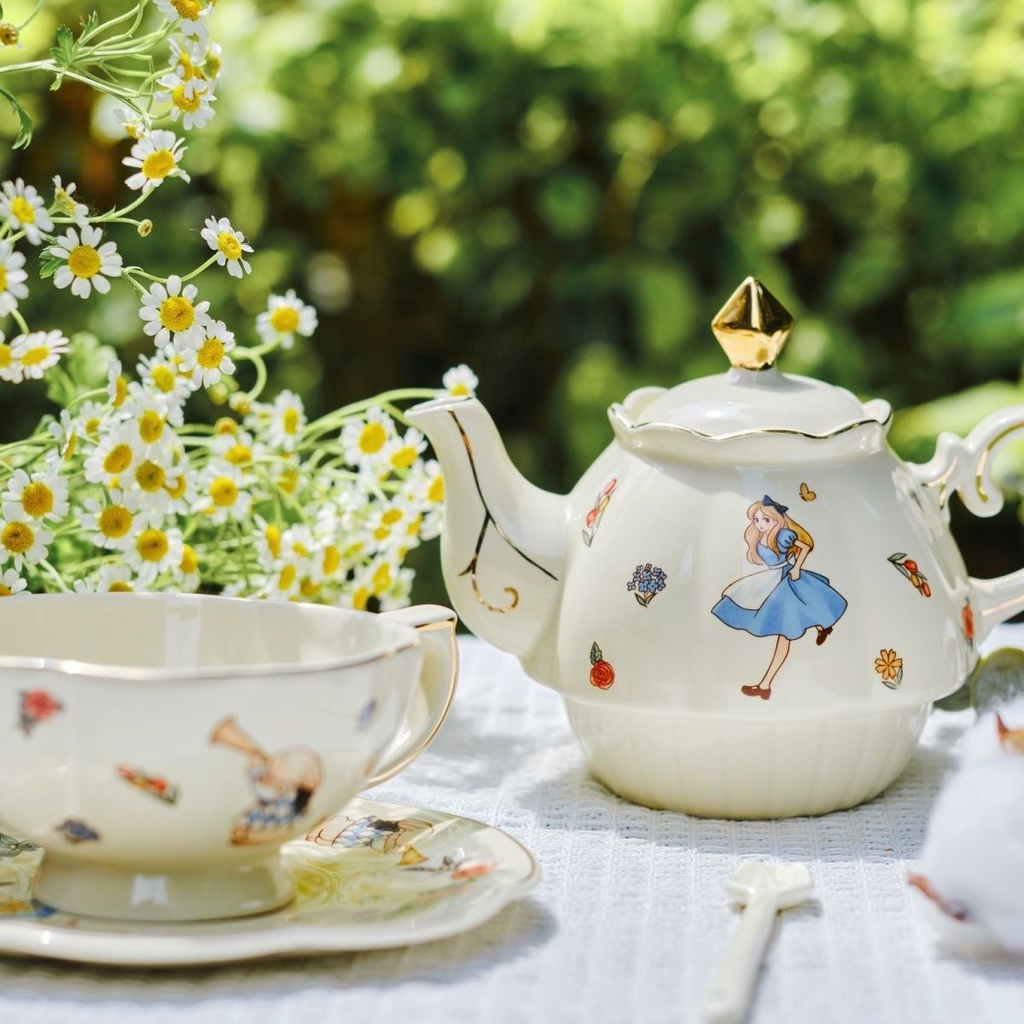 alice-in-wonderland-ชุดชาของขวัญกล่องกาน้ำชาน่ารักถ้วยกาแฟเซรามิคผีเสื้อน้ำชายามบ่ายสุทธิสีแดงบนโต๊ะอาหาร