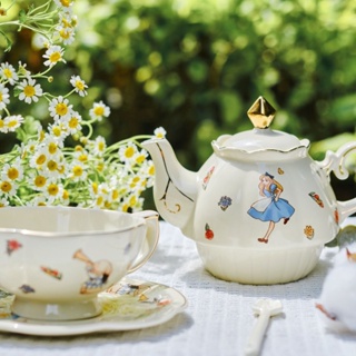﹉Alice in Wonderland ชุดชาของขวัญกล่องกาน้ำชาน่ารักถ้วยกาแฟเซรามิคผีเสื้อน้ำชายามบ่ายสุทธิสีแดงบนโต๊ะอาหาร