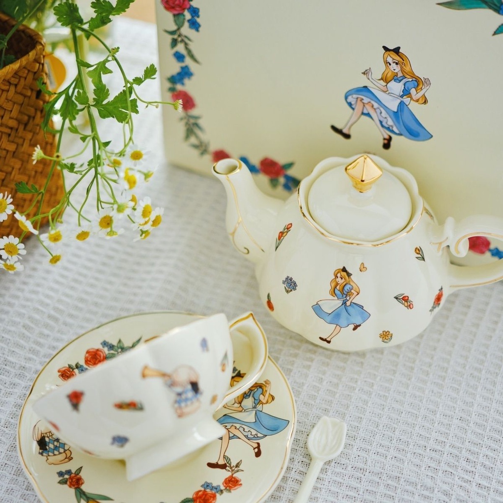 alice-in-wonderland-ชุดชาของขวัญกล่องกาน้ำชาน่ารักถ้วยกาแฟเซรามิคผีเสื้อน้ำชายามบ่ายสุทธิสีแดงบนโต๊ะอาหาร