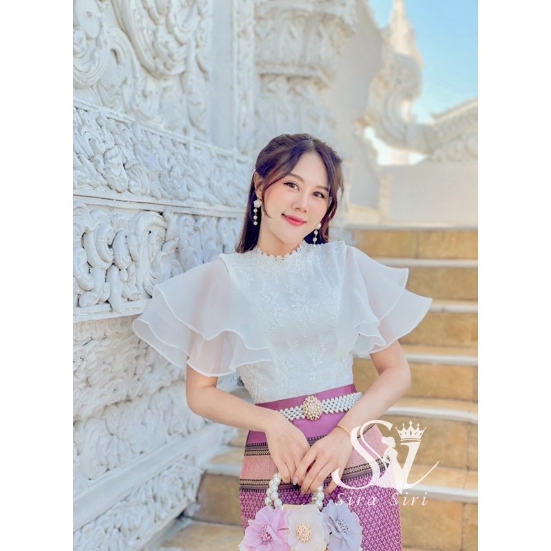 ชุดไทยลูกไม้ใยบวบเกาหลีแขนระบาย 2 ชั้น Sira Siri ใส่สบายไม่คัน พร้อมผ้าถุงสำเร็จรูป มุมมองที่ 4
