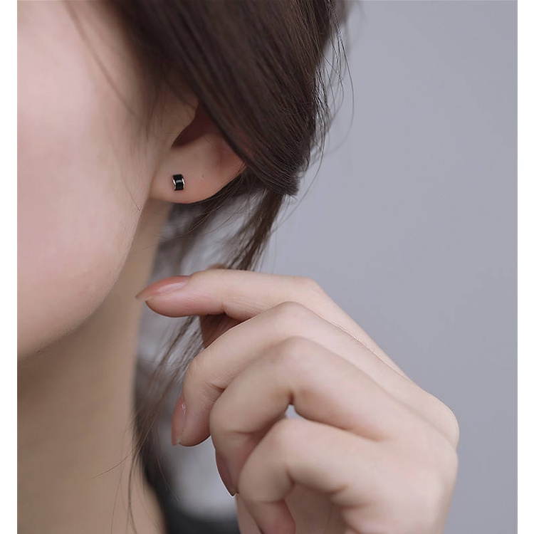 ต่างหูสีดำเรียบง่ายต่างหูสไตล์เล็กและเท่-2020-ใหม่อินเทรนด์ผู้ชายและผู้หญิงต่างหูป้องกันอาการแพ้สำหรับเจาะหูแท่งหู