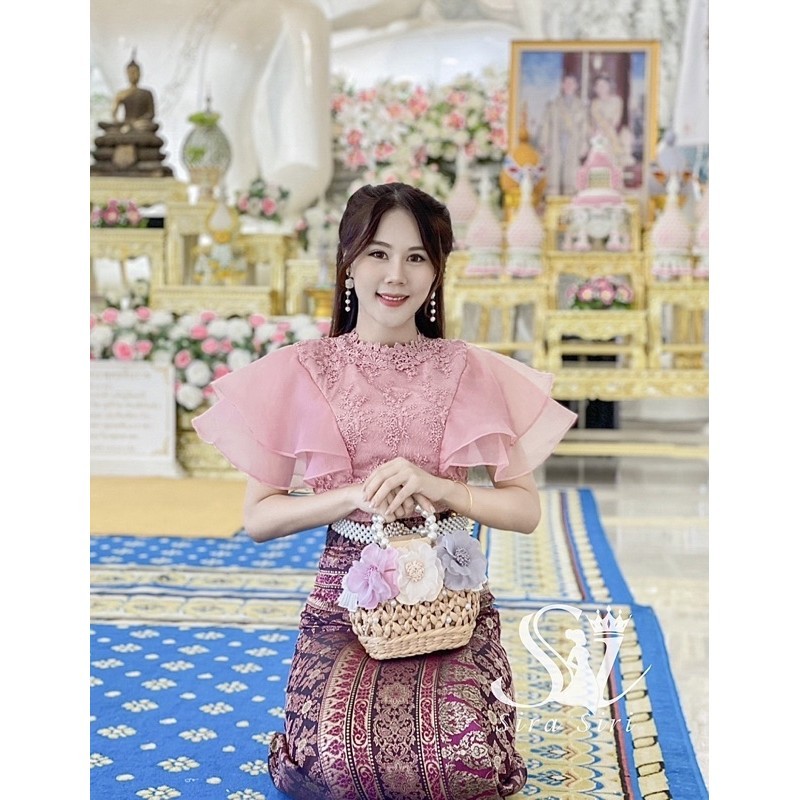 ชุดไทยลูกไม้ใยบวบเกาหลีแขนระบาย 2 ชั้น Sira Siri ใส่สบายไม่คัน พร้อมผ้าถุงสำเร็จรูป มุมมองที่ 2
