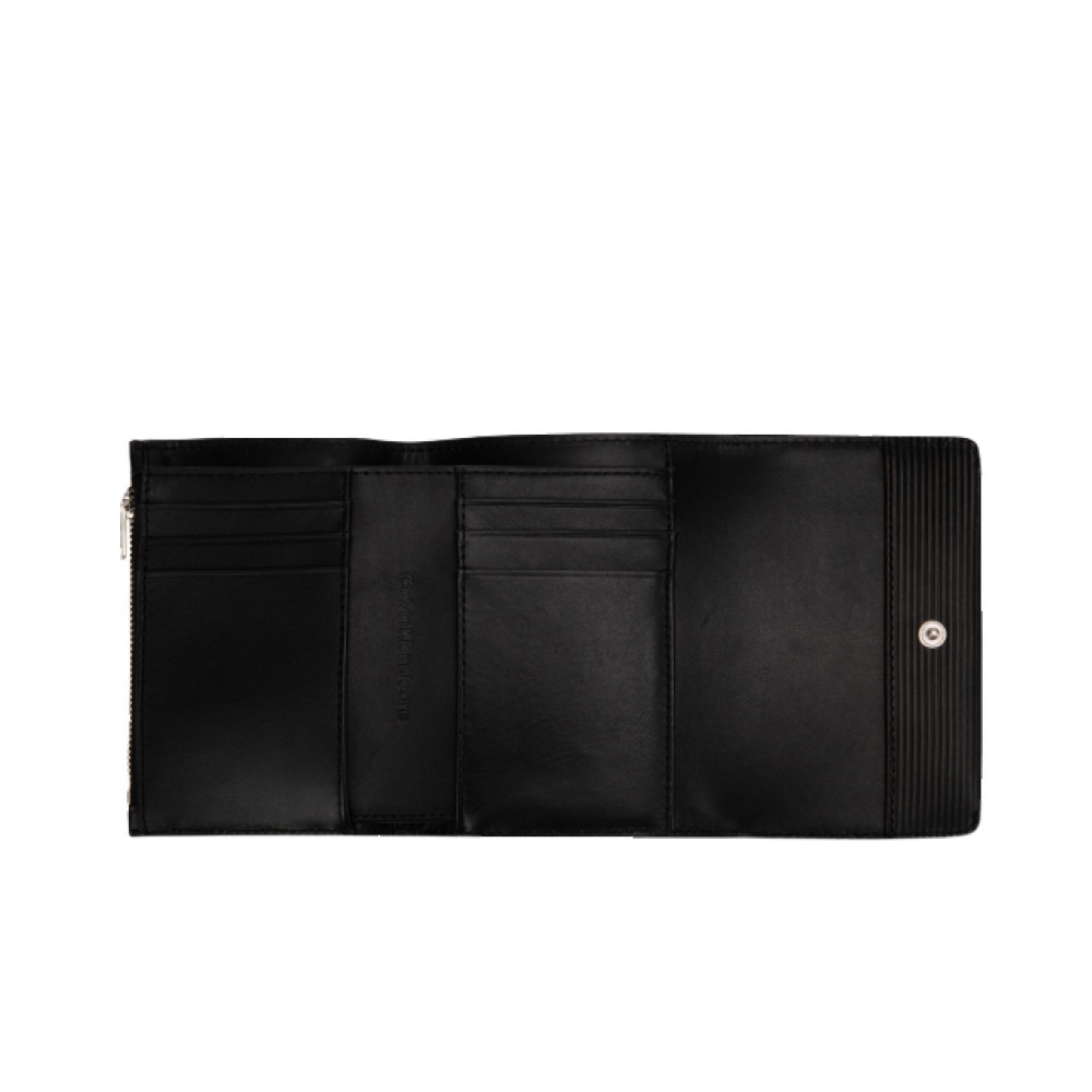 calvin-klein-กระเป๋าสตางค์ผู้หญิง-พร้อมช่องซิปเก็บเหรียญ-รุ่น-dp1660-001-สีดำ