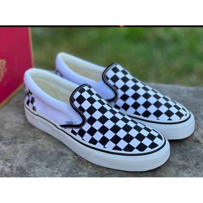 ภาพหน้าปกสินค้าvans slip on(ตารางขาวดำ/ขอบดำ) มีขนาด 36-45 จากร้าน marinok บน Shopee