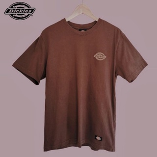 [มือสอง] Dickies Mens Tshirt เสื้อยืดดิกกี้​​ รุ่นวินเทจ​ โลโก้ปั้มนูน สีน้ำตาล ไซส์​ L ของแท้💯