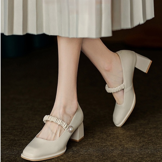 ภาพหน้าปกสินค้าQiaoYiLuo สตรีแฟชั่นส้นหนารองเท้าแมรี่เจนสไตล์ฝรั่งเศสกลางส้นสุทธิสีแดงรองเท้าผู้หญิงกับกระโปรงมี 3 สีให้เลือก