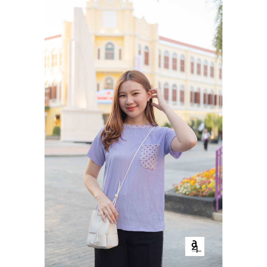 a21-เสื้อยืดผ้ายืดอัดย่น-แต่งกระเป๋า-และคอ-งานป้าย