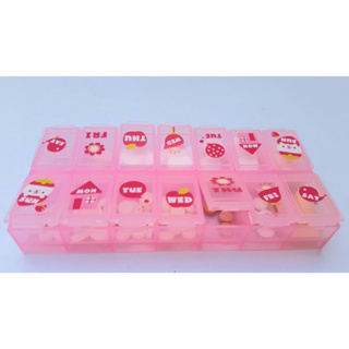 กล่องตลับใส่ยา (มี 14 ช่อง) ย. 13 ซม. ก. 6 ซม. ทำด้วยพลาสติก  มีหลายสี สำหรับแบ่งเวลารับประทานยา