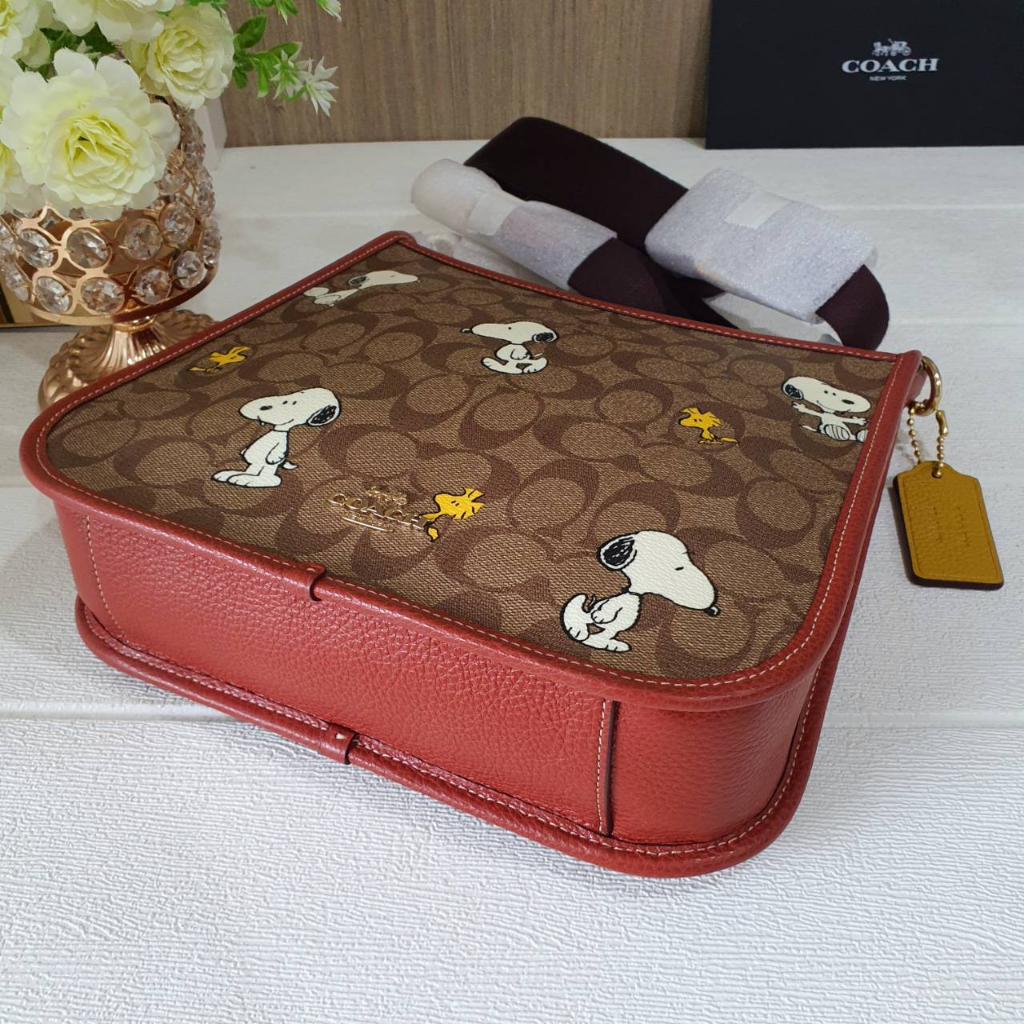 แท้-พร้อมส่ง-coach-cf294-x-peanuts-dempsey-file-bag-in-signature-canvas-with-snoopy-woodstock-print