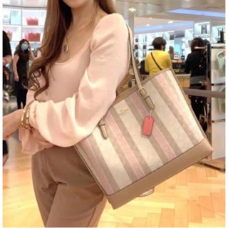 🎀 (สด-ผ่อน) กระเป๋า ลายชมพู C8415 Mollie Tote In Signature Jacquard With Stripes