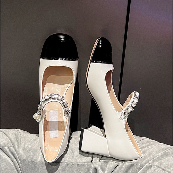 ภาพหน้าปกสินค้าQiaoYiLuo ผู้หญิงใหม่คำ velcro pearl chain รองเท้าอารมณ์ Mary Jane retro ส้นหนา jk รองเท้าหนังขนาดเล็ก