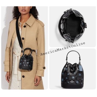 กระเป๋า COACH/ DEMPSEY DRAWSTRING BUCKET BAG 15 IN SIGNATURE CANVAS WITH SNOWFLAKE PRINT (COACH CE587)