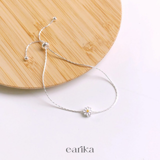 earika.earrings - white daisy bracelet สร้อยข้อมือเงินแท้จี้ดอกเดซี่ขาว ปรับขนาดได้ เหมาะสำหรับคนแพ้ง่าย