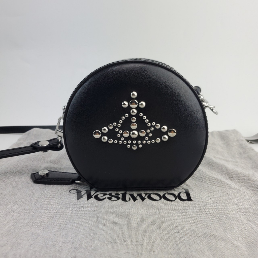 กระเป๋าสะพาย-แบรนด์-vivienne-westwood-รุ่น-studs-mini-round-crossbody-bag-สีดำ