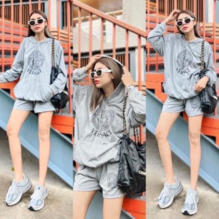 เซทเสื้อแขนยาว ทรง sweater แต่งกระเป๋าทรงจิงโจ้ด้านหน้า และฮู้ดรูดได้จิง สกรีน เท่ห์ๆ กับกางเกงขาสั้น