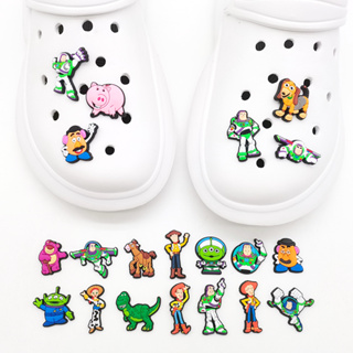 ภาพหน้าปกสินค้าพร้อมส่ง ตัวติดรองเท้า Pvc ตัวการ์ตูน ตัวติดรองเท้าหัวโต Diy จิ๊บบิต สําหรับตกแต่งรองเท้า cross ลายการ์ตูน Toy Story ที่เกี่ยวข้อง