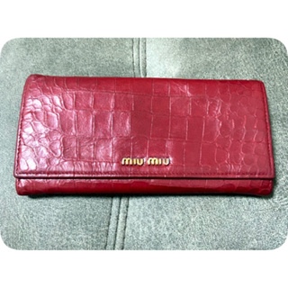miumiu wallet ใบยาว ของแท้ 100% สีแดงสวยมาก
