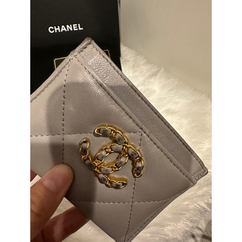 กระเป๋าใส่บัตร-chanel-19-grey-color-used-in-good-condition