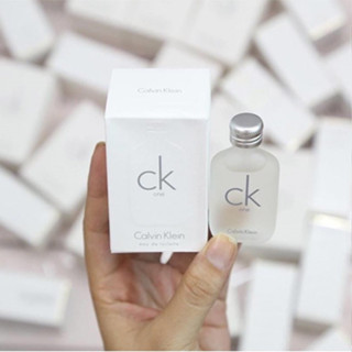 ภาพหน้าปกสินค้าของแท้ 100% CK One Eau De Toilette 10ml น้ำหอมซีเค วัน น้ำหอมck one สีขาว น้ำหอมของแท้ Calvin Klein ที่เกี่ยวข้อง