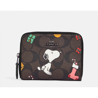 แท้💯🇺🇸New📌กระเป๋าสตางต์ซิปรอบใบสั้น Snoopy Coach X Peanuts Small Zip Around Wallet In Signature Canvas With Snoopy CE708