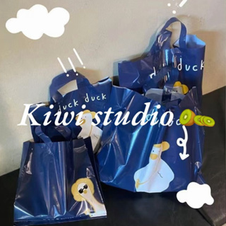 KiwiStudio (แพค50ใบ ) ถุงของขวัญพลาสติก ทันสมัยและระดับไฮเอนด์ ร้านขายเสื้อผ้า กระเป๋าช้อปปิ้งมือ 4 ขนาด สีน้ำเงินเข้มและสีเขียวเข้ม ลายเป็ดน้อยน่ารัก กันน้ำ ทนทานมาก（079）