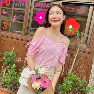 layla top 💘 เสื้อสายเดี่ยวปาดไหล่สีชมพูลายดอกไม้