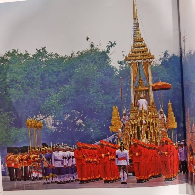 หนังสือปกแข็ง-งานพระราชพิธี-ถวายพระเพลิงพระบรมศพ-ร-๙-รวบรวมภาพโดย-บ-โซนี่