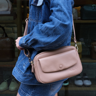 ภาพหน้าปกสินค้า🔥ใบนี้น่ารักมากก ช่องเยอะ ทรงสวย เบามาก และจุมาก แนะนำเลยใบนี้🔥 กระเป๋าสะพายหนังแท้รุ่น Loaf (Hatsukoi Leather Bag) ที่เกี่ยวข้อง