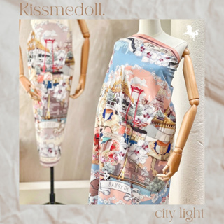 ภาพหน้าปกสินค้าKiss Me Doll - รุ่นRare Item ลาย City Light ขนาด 100x100 cm.ผ้าพันคอ/ผ้าคลุมไหล่ ที่เกี่ยวข้อง