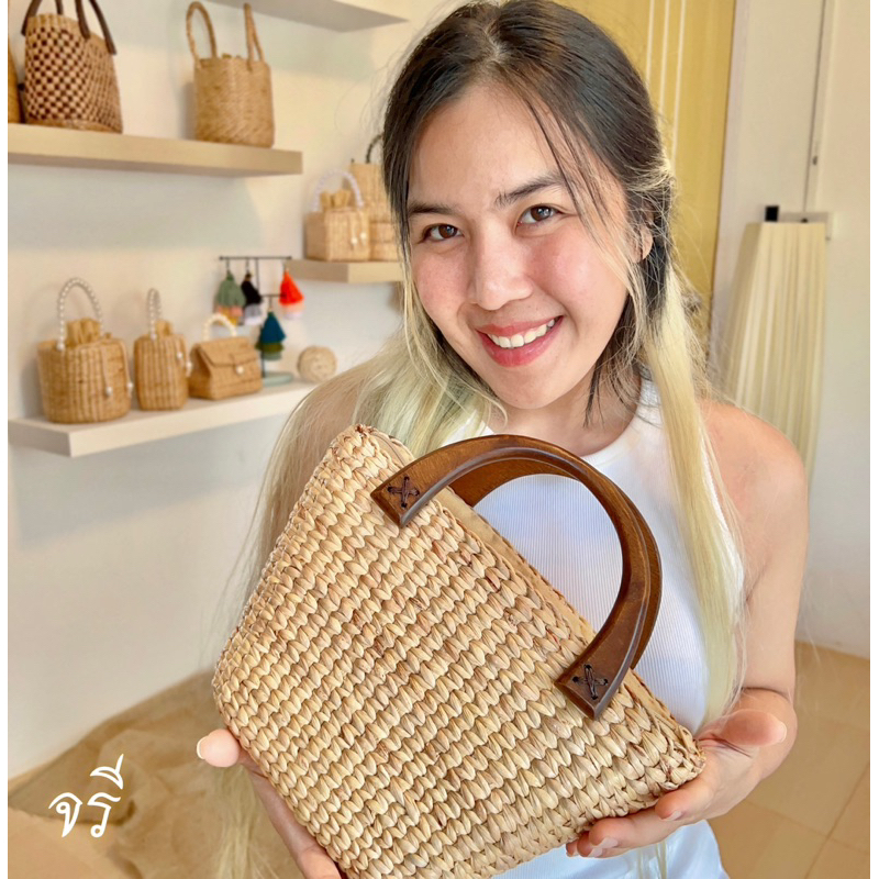 จรี-wooden-handles-bag-กระเป๋าถือเรียบหรู-หูจับไม้แท้สวยคลาสสิคค่ะ