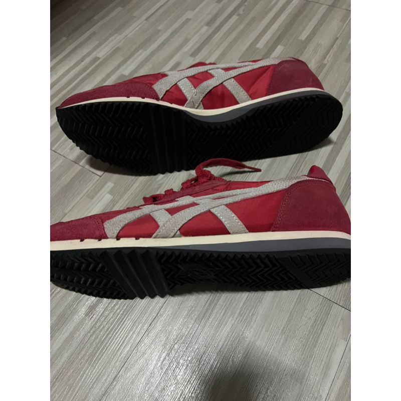 tiger-onitsuka-ของแท้สีแดง-มือ2-เบอร์43-พื้นยางเต็มแต่เก่าเก็บมากกว่าค่ะ