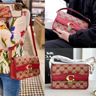 🎀 (สด-ผ่อน) กระเป๋า 9.5 นิ้ว สีแดงลายหัวใจ C8388 งาน shop Studio Shoulder Bag In Signature Canvas With Heart Print