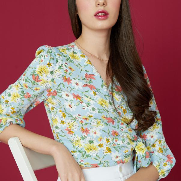 jousse-เสื้อครอป-blouse-เสื้อเบลาส์ลายดอกไม้-สีสันสดใส-คอวีป้าย-ดีเทลผูกโบว์ช่วงเอว-jwiwbu