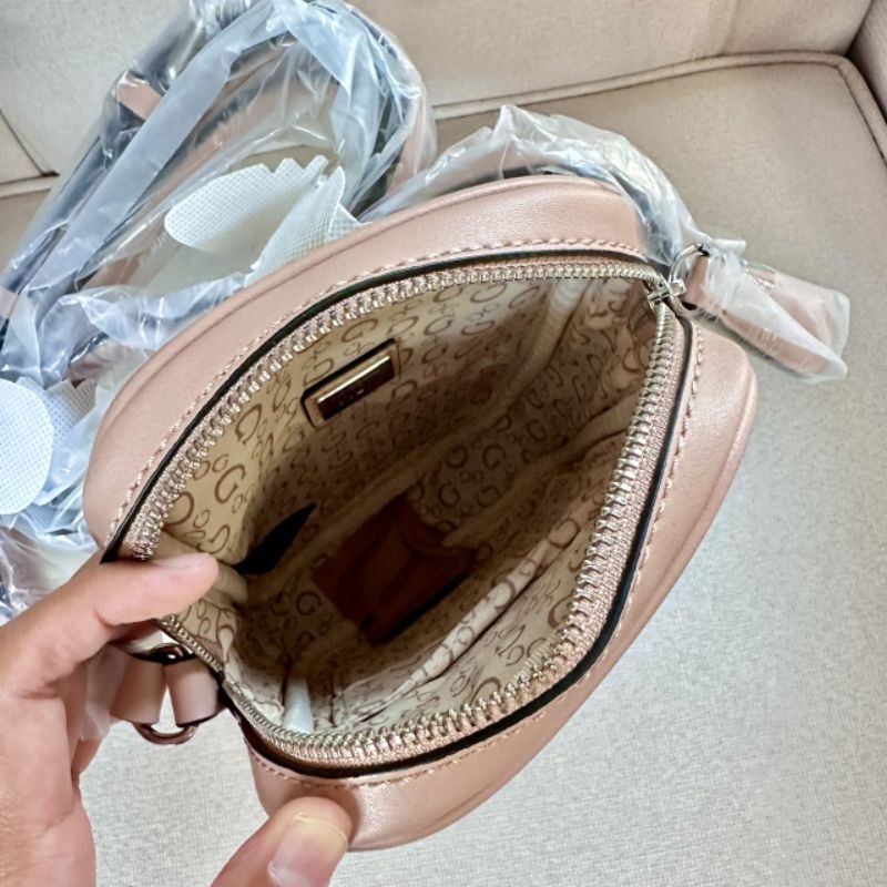 guess-crossbody-รุ่นนี้น่ารักมากกกค่า-ใส่มือถือได้ทุกรุ่นสีชมพู-อะไหล่เงิน