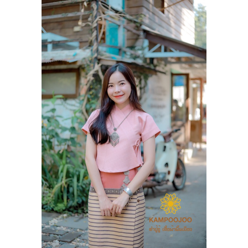 🌸ชุดพื้นเมืองคำปู้จู้ เสื้อป้ายแขนสั้น+ผ้าถุงสำเร็จ สีชมพูพีช ใส่แล้วสวยไม่แก่ ไซส์จริงต้องดู มุมมองที่ 6
