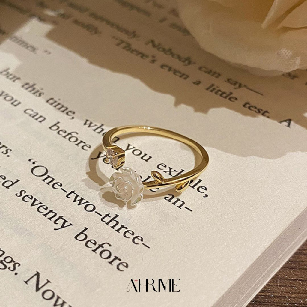 ri019-white-camellia-ring-แหวนทองแต่งเพชรและดอกคาเมเลีย-เรียบหรู-ahrime-bkk