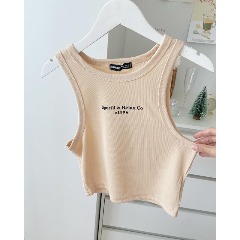 st953-เสื้อกล้ามครอป-สีเบจ-สกรีนอักษร-ป้าย-shein