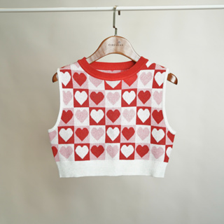 [Pre -Order] เสื้อครอป นิ้ตติ้ง ผู้หญิง แขนกุด ลายหัวใจ “Circular chess board heart”