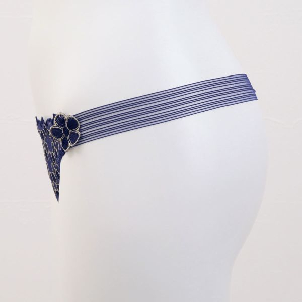 annebra-กางเกงใน-ทรงจีสตริง-ผ้าลูกไม้-g-string-panty-รุ่น-au3-769-สีครีม-สีกรมท่า
