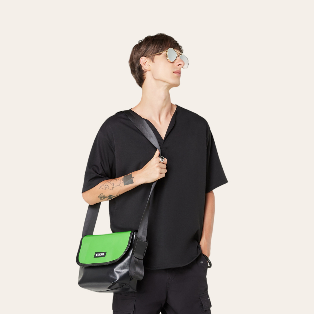 กระเป๋าผ้าใบ-etacha-รุ่น-porter-m-สะพายข้าง-สีเขียว