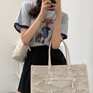AMILA ฤดูร้อนใหม่กระเป๋าหิ้วพื้นผิวขั้นสูงพู่ไหล่อเนกประสงค์กระเป๋าความจุขนาดใหญ่ (ส่งโซ่มุก，ส่งกระเป๋าใบเล็ก)
