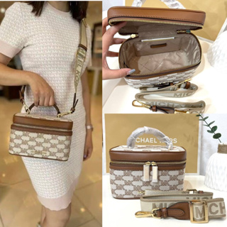 🎀 (สด-ผ่อน) กระเป๋า Mk สีน้ำตาล ทรงกล่อง 35S2GTTC6J Michael Kors Jet Set Item Medium Zip Trunk Crossbody in Signature